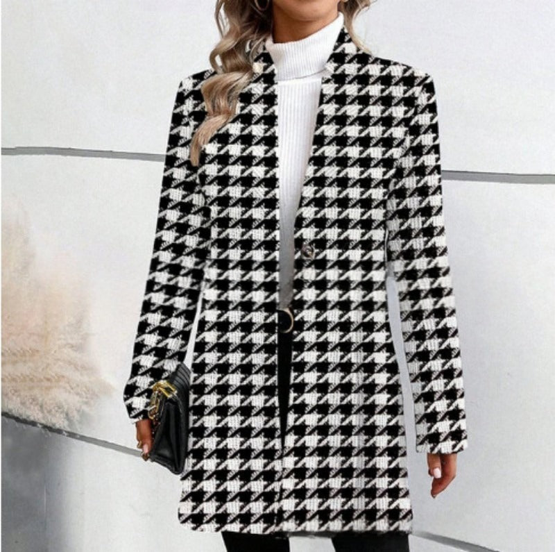 Raštuowany trencz z sztywnym kołnierzem